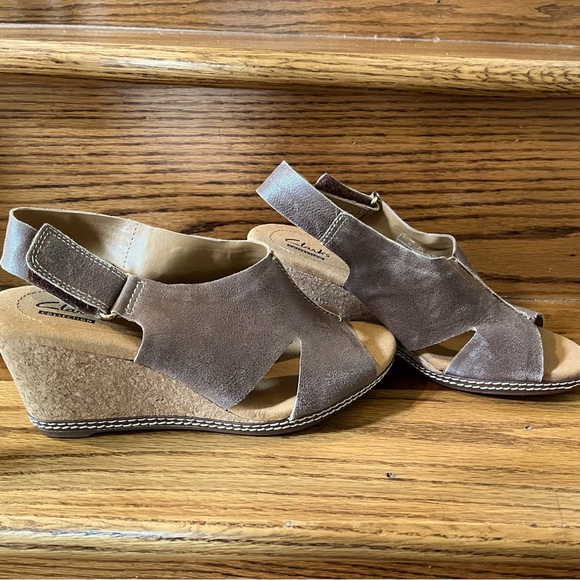 New Clarks Brown Suede Sandals Size 7 Wide - Picture 1 of 7